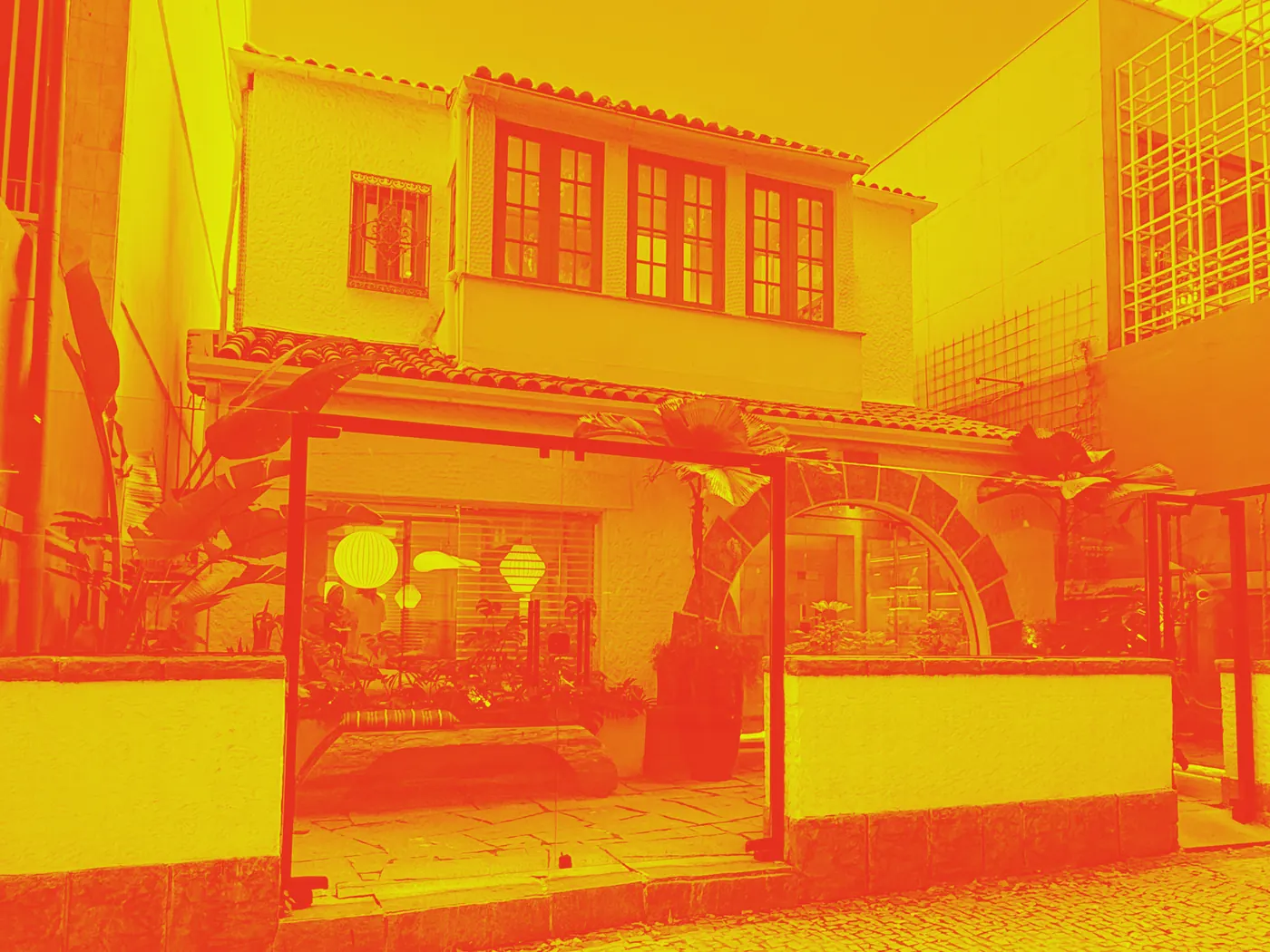 Fachada do Coletivo Ipanema, foto com tratamento em amarelo