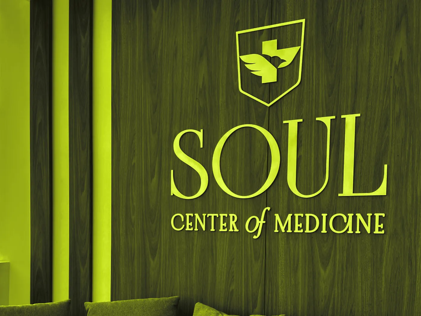 Recepção da Soul Center of Medicine com o logo na parede de madeira, foto com tratamento em amarelo neon